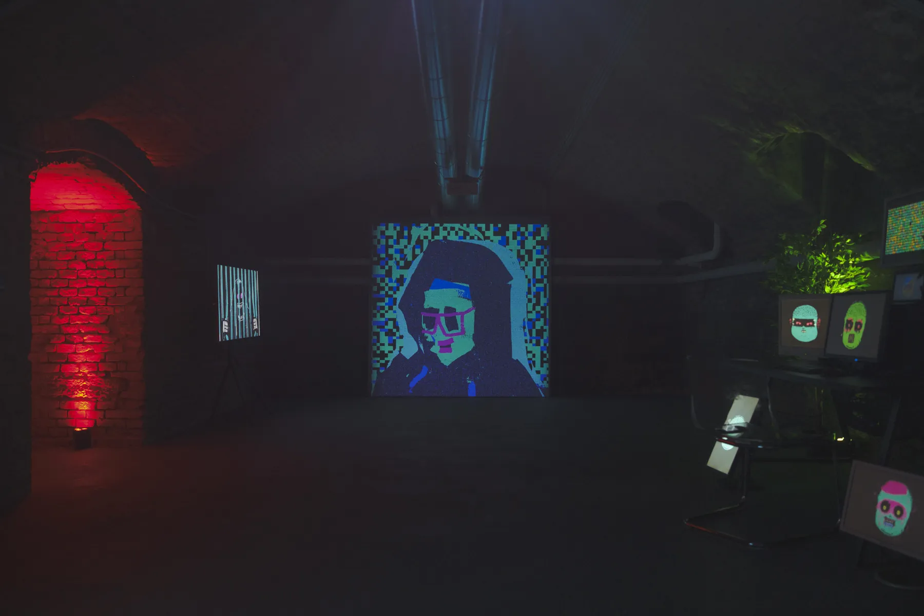 Digitale Arbeiten auf Bildschirmen in einem abgedunkelten Ausstellungsraum